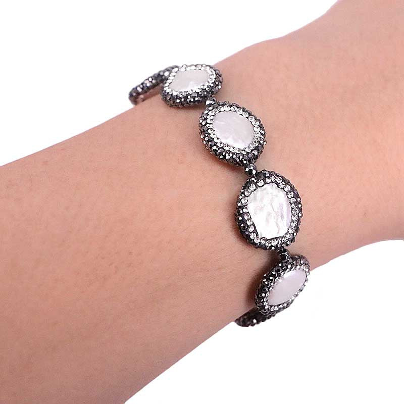 Wit zoetwater parel armband met stras steentjes om pols | Bright Coin Pearl