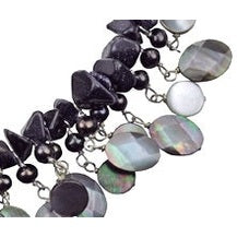 Detail van zoetwater parelketting met blauw zwarte parels, donker blauwe edelsteen goudsteen en grijs parelmoer | Glossy Black Drup