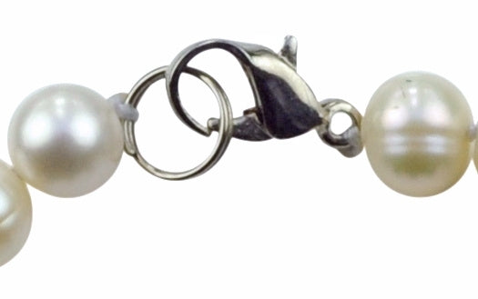 Slotje van wit handgeknoopt zoetwater parel armband met paarse kristallen en sterling zilver (925) | Pam