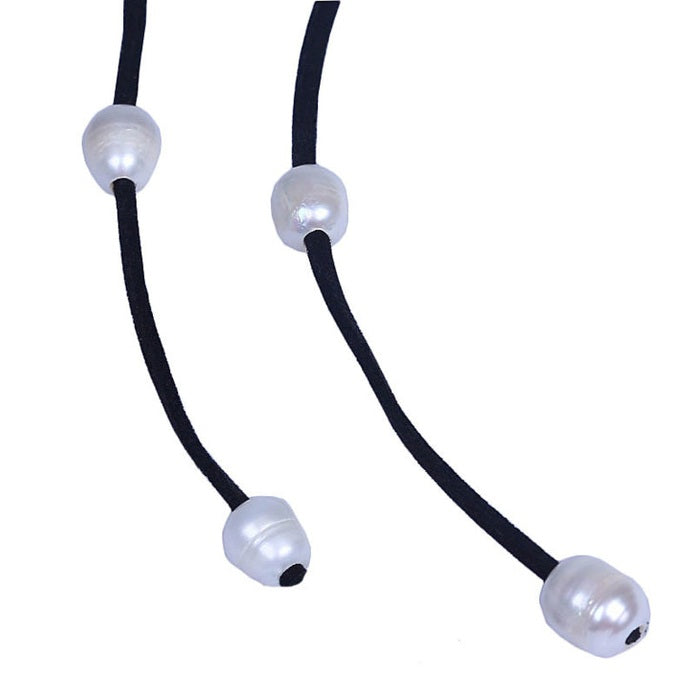 Detail van zoetwater parelketting met witte parels en zwart suede | Black Suède Pearl