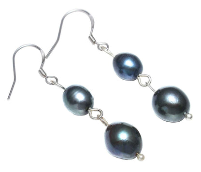 Zoetwater parel oorbellen met blauw zwarte parels en sterling zilver (925) liggend | Dorian