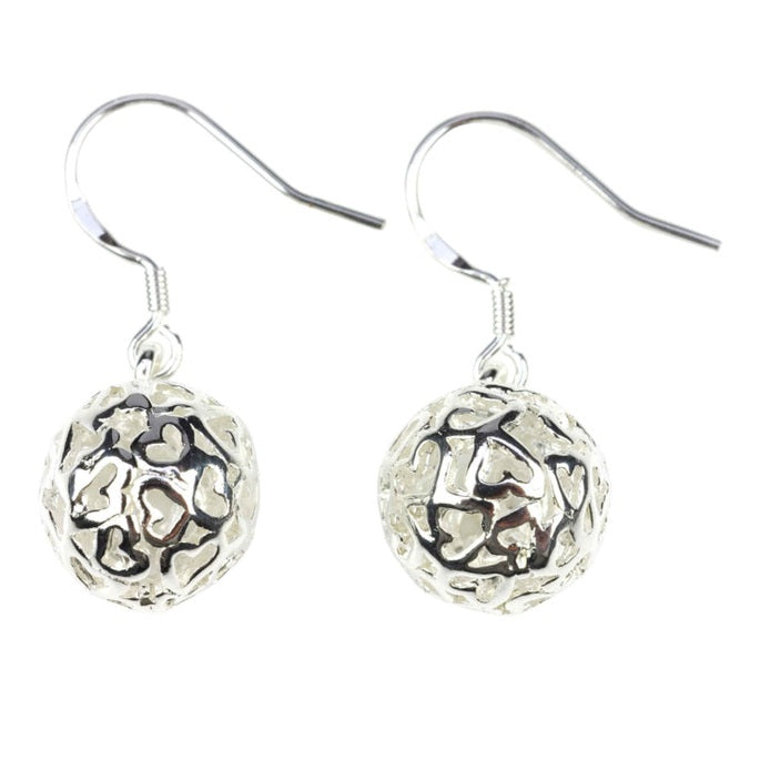 Verzilverde oorbellen met opengewerkte bol met hartjes | Silver Ball Small