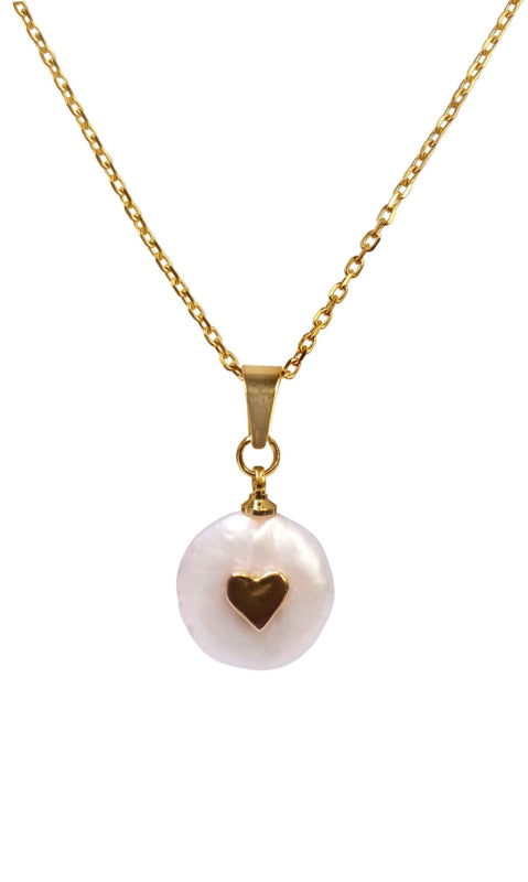 Detail van zoetwater parelketting met witte parel  met gouden hartje en goud edelstaal | Golden Love Pearl