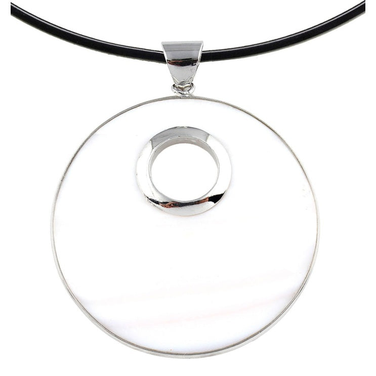 Detail van parelmoeren choker ketting met witte parelmoeren hanger | Donut Round White Shell