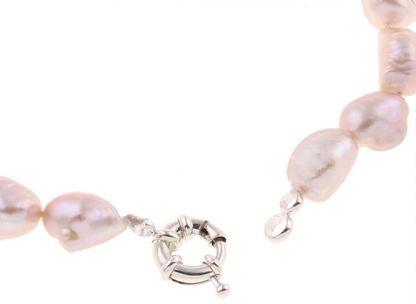 Detail van slotje van roze zoetwater parelketting