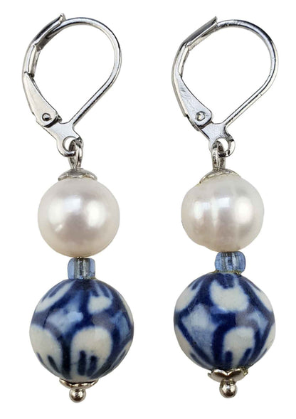 Zoetwater parel oorbellen met witte parels, Delfts blauw ornament en edelstaal, zijaanzicht | Hollands Glorie Round Flower White