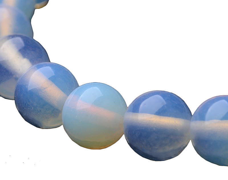 Detail van licht blauwe edelstenen armband met zee opaal, elastisch | Sea Opal