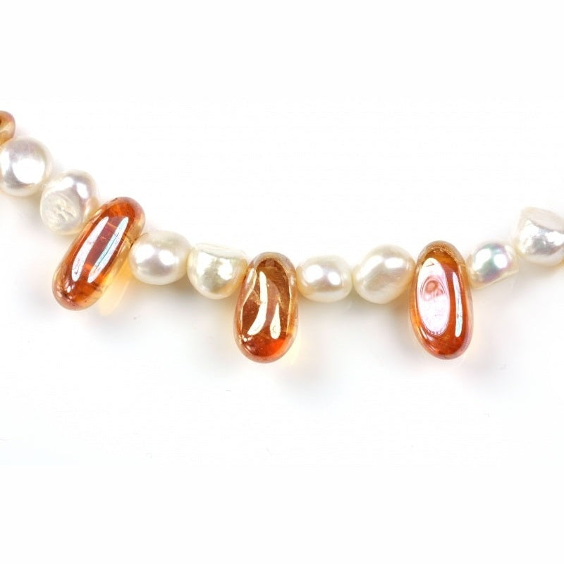 Detail van zoetwater parelketting met witte parels en goud kleurig kwarts | Caramel Creme