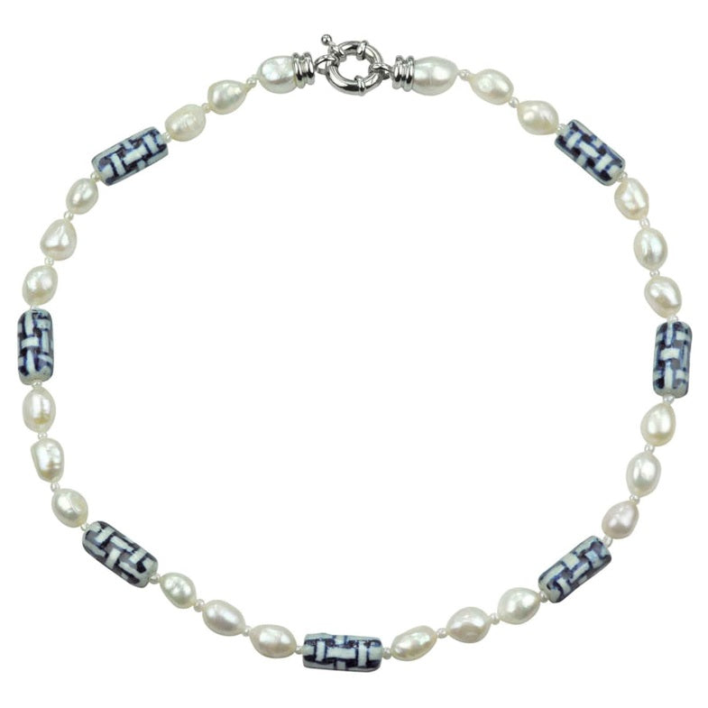 Zoetwater parelketting met witte parels en kralen met Delfts blauwe motief | Holland Glorie Twine White