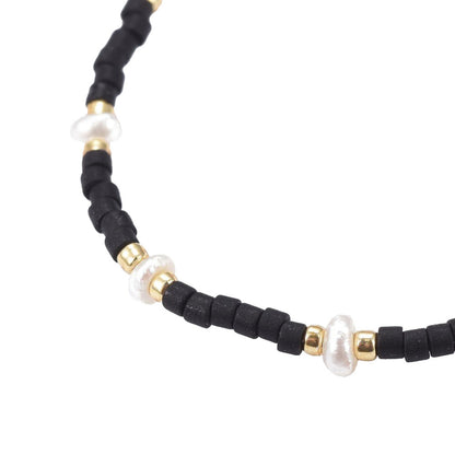 Detail van wit zoetwater parel schuif armband met zwarte en gouden kraaltjes | Mini Pearl Bead Black