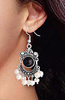Lange zoetwater parel oorbellen met witte parels en sterling zilver (925) in retro stijl hangend in oor | Pearl Retro Black