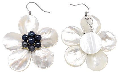 Zoetwater parel oorbellen met blauwe parels en wit parelmoer in bloem vorm met zilver edelstaal, voor en achterkant | White Shell Flower Blue Pearl