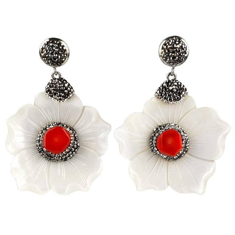 Koralen oorbellen met wit parelmoer bloem en stras steentjes | Bright Coral Flower