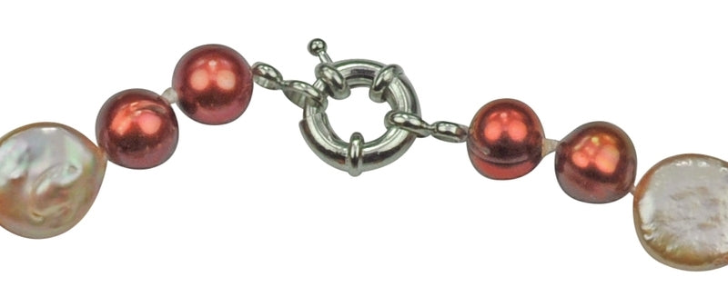Slotje van handgeknoopt zoetwater parel armband met rode en zalm kleurige parels | Red Pearl Peach Coin