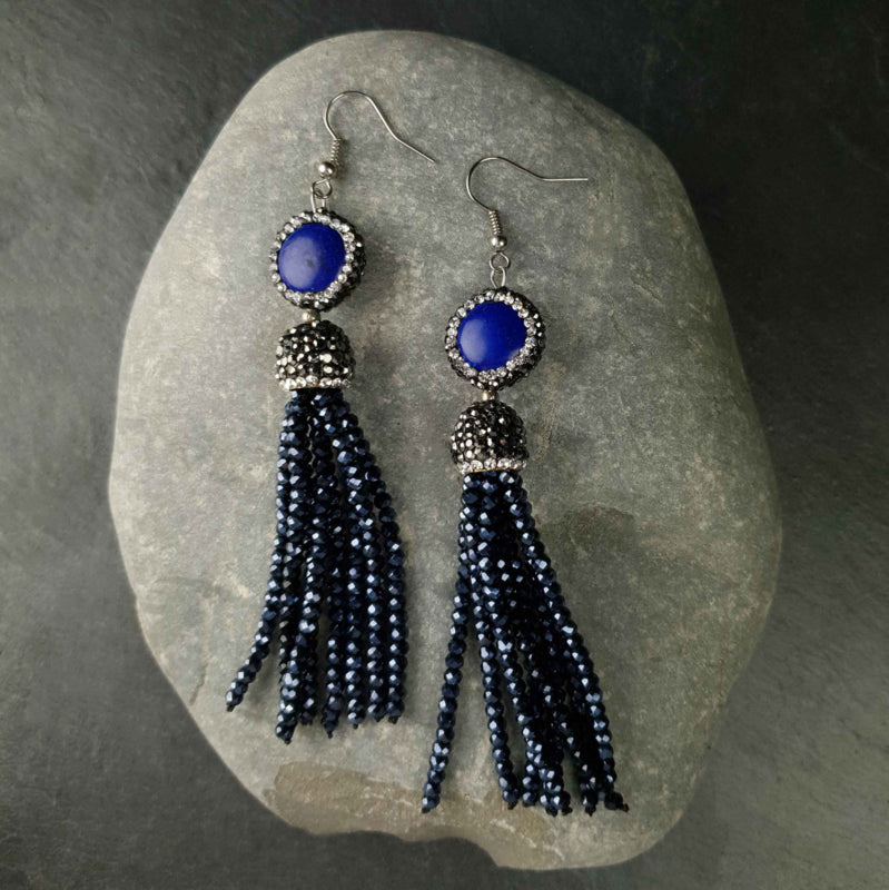 Lange blauwe edelstenen oorbellen met lapis lazuli, stras steentjes, sterling zilver (925) en kwastje liggend op kei | Bright Lapis Lazuli Tassel