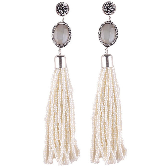 Lange edelstenen oorbellen met licht grijze agaat, stras steentjes en crème kleurig kwastje