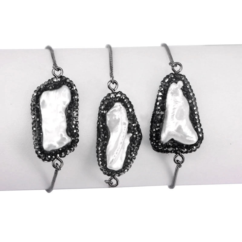 Wit zoetwater parel armband met stras steentjes en schuifsluiting op display | Black Bright Biwa Pearl