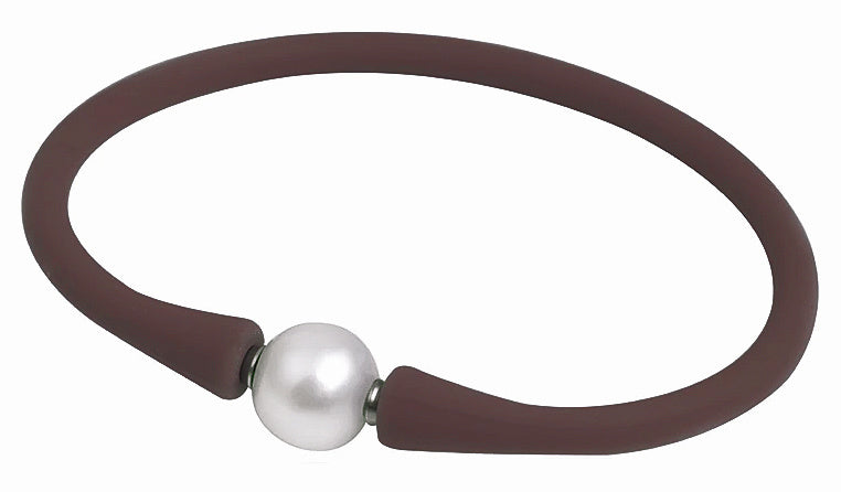 Wit elastisch parel armband met bruine band, vooraanzicht | Browly