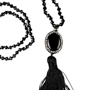 Detail van lange zwarte handgeknoopte edelstenen ketting met agaat, stras steentjes en kwastje | Long Bright Black Agate Tassel