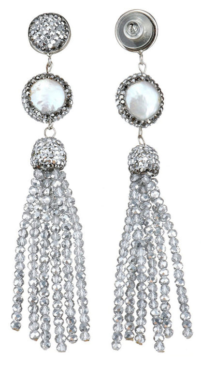 Lange witte zoetwater parel oorbellen met zilveren kristallen kwastje achterzijde | Bright Coin Pearl Silver Crystal Tassel