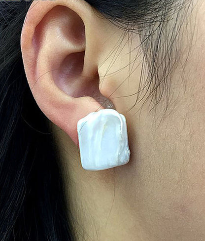 Zoetwater parel oorknoppen met witte vierkante parels en sterling zilver (925) in oor | Pearl Square