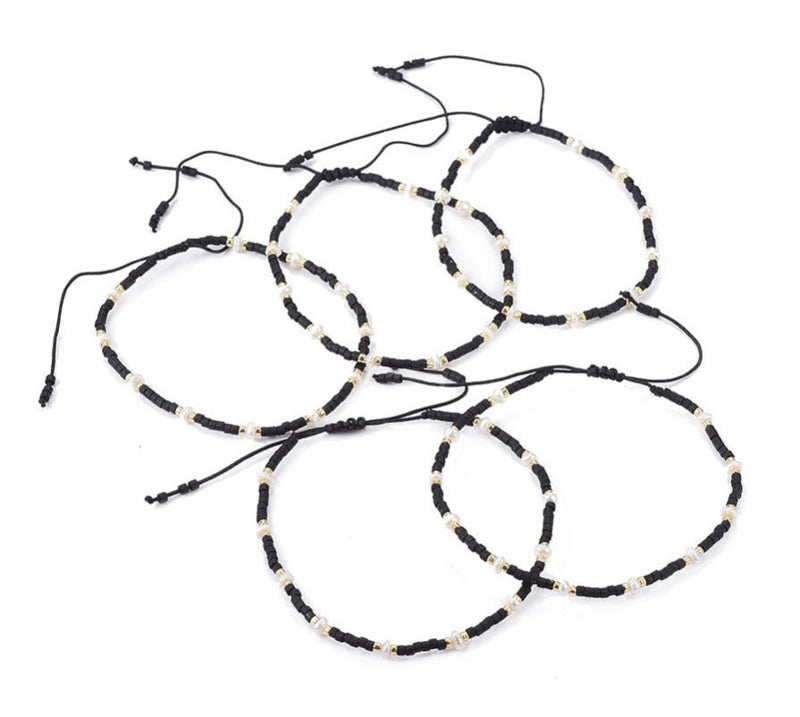 Meerdere witte zoetwater parel schuif armbanden met zwarte en gouden kraaltjes | Mini Pearl Bead Black
