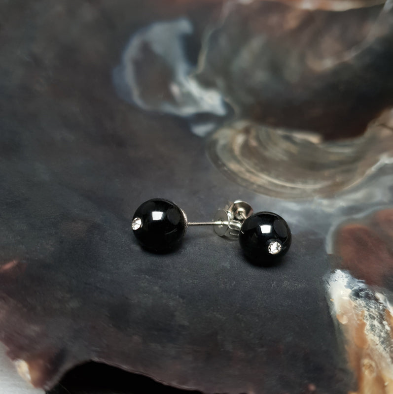Zwarte edelstenen oorbellen met agaat en stras steentje , zwarte oorknopjes liggend in schelp | Bling Black Agate