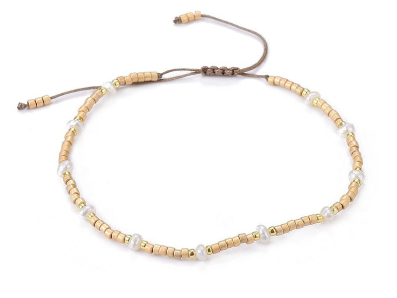 Wit zoetwater parel armband, schuifarmband, zijaanzicht | Mini Pearl Bead Gold