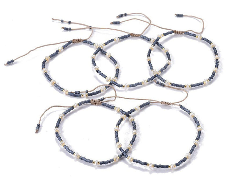 Meerdere witte zoetwater parel armbanden met blauwe en gouden kraaltjes en schuifsluiting | Mini Pearl Bead Pursian Blue