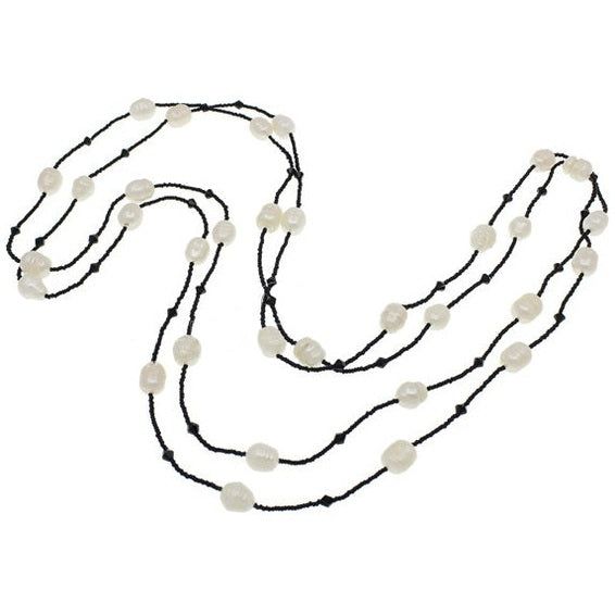 Lange zoetwater parelketting met witte parels en zwarte glaskraaltjes | White Pearl Sweater