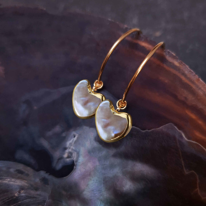 Zoetwater parel oorringen met bruin parel hart en goud edelstaal hangend in schelp | Golden Hope 25 mm Heart Brown Pearl
