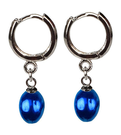 Blauwe zoetwater parel oorbellen met zilver edelstalen oorringen, zijaanzicht | Blue Bells