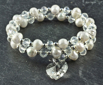Wit zoetwater parel wikkel armband met kristallen hartje liggend op leisteen | Wrap Pearl Crystal Heart