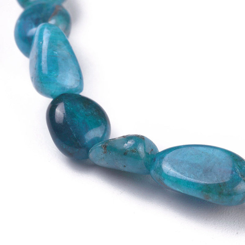 Detail van blauwe edelstenen armband met apatiet | Elastisch | Apatite Tumbled Stone