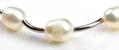 Detail van witte parelketting Wiande 