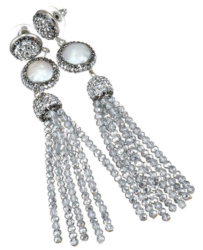 Lange witte zoetwater parel oorbellen met zilveren kristallen kwastje liggend | Bright Coin Pearl Silver Crystal Tassel