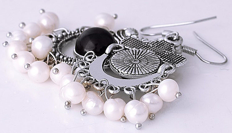 Lange zoetwater parel oorbellen met witte parels en sterling zilver (925) in retro stijl liggend | Pearl Retro Black