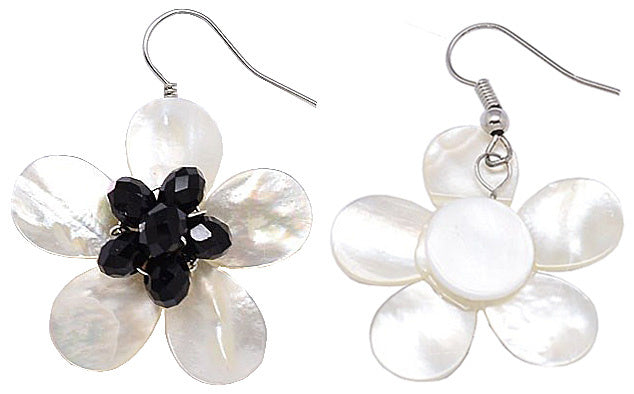 Witte parelmoeren bloem oorbellen met edelstalen oorbelhaakjes, voor- en achterzijde | White Shell Flower Black Crystal