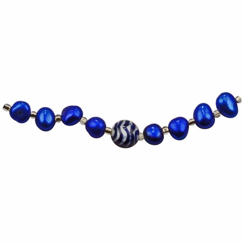 Detail van zoetwater parelketting met blauw parels, kralen met Delfts blauw motief en magneetslotje | Hollands Glorie Golfje Blauw