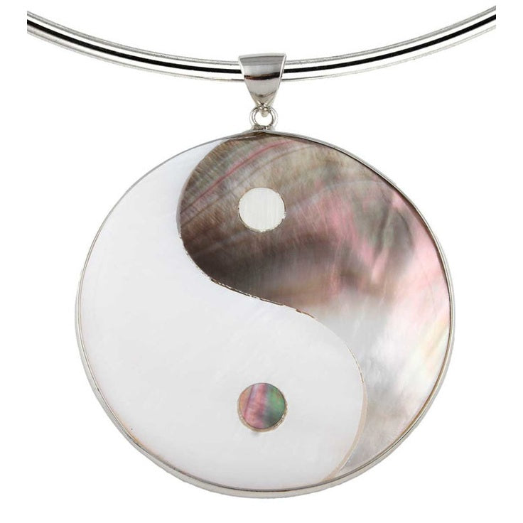 Detail van parelmoeren ketting met grote Yin Yang hanger | Yin Yang Choker Big