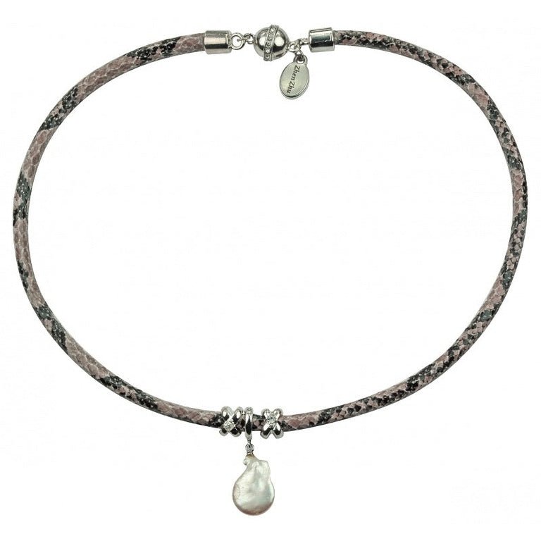 Zoetwater parelketting met witte parel hanger, leer en magneetslotje | Reptile White Coin