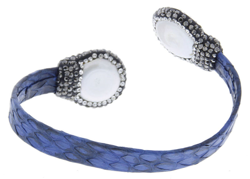 Zoetwater parel armband met witte parel, stras steentjes en blauw leer, achterzijde | Bright Two Big Pearl Blue Leather