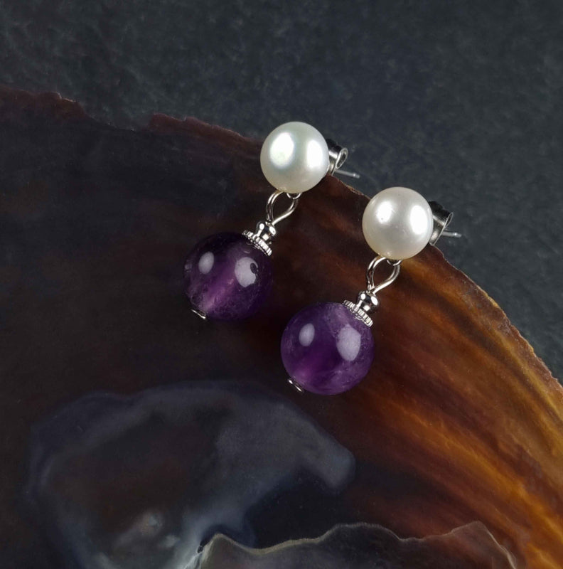 Zoetwater parel oorbellen met witte parel en amethist hangend in schelp | Pearl Stud Amethyst