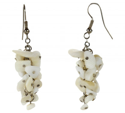 Witte oorbellen met stukjes witte schelp en sterling zilver (925) | White Stone