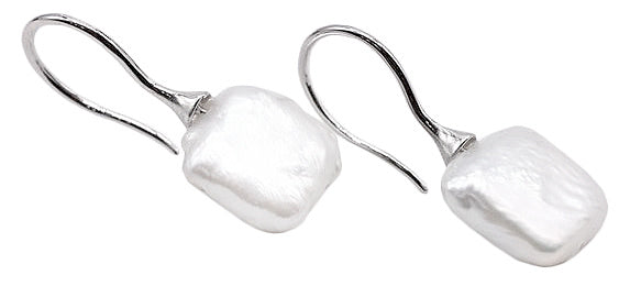Zoetwater parel oorbellen met witte vierkante parels en sterling zilver (925) liggend | Viera