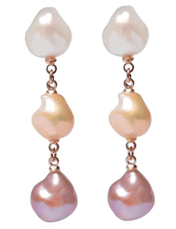 Lange zoetwater parel oorbellen met witte, zalm en roze barok parels en rosé goud vooraanzicht | 3 Baroque Soft Pearls