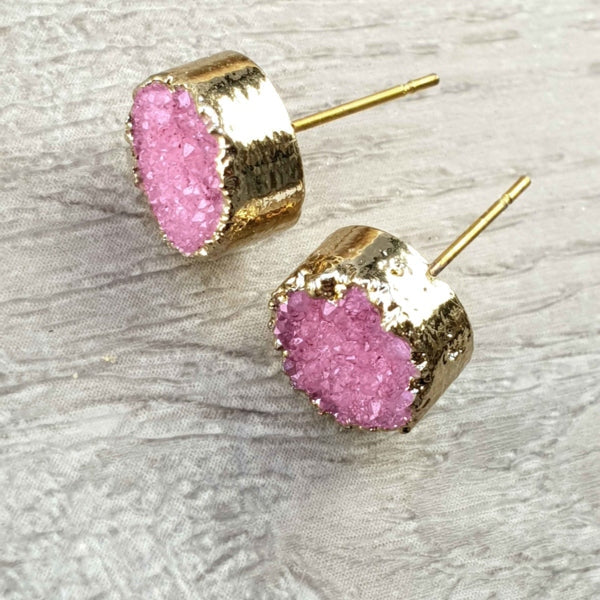 Edelstenen oorknoppen met roze druzy agaat en goud liggend op hout | Druzy Gold Pink