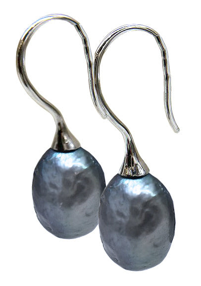 Zoetwater parel oorbellen met donker grijze barok parel en sterling zilver (925) | Mayla Dark