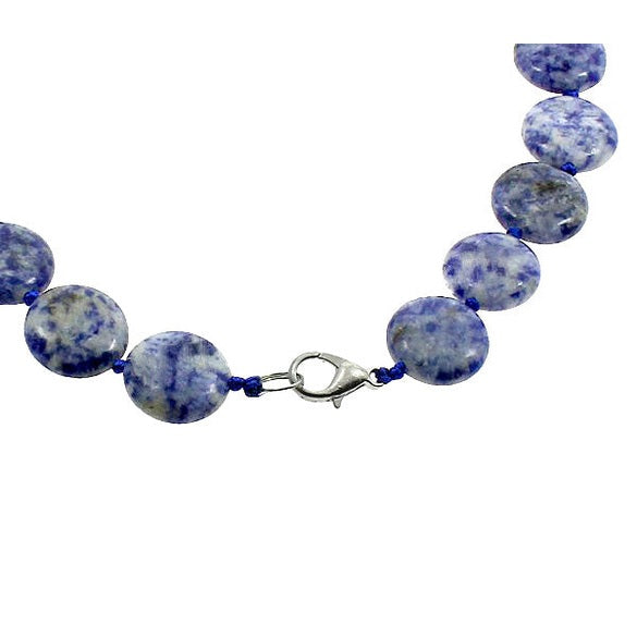 Slotje van blauwe handgeknoopte edelstenen ketting met blue spot jaspis stenen | Blue Spot Coin