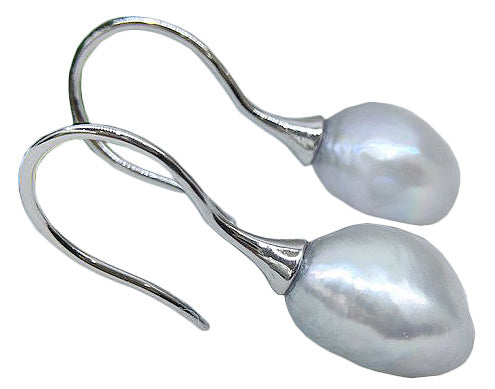 Zoetwater parel oorbellen met licht grijze barok parels en sterling zilver (925) liggend | Mayla Grey